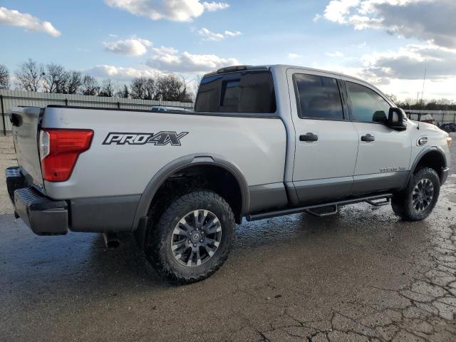  NISSAN TITAN 2017 Srebrny