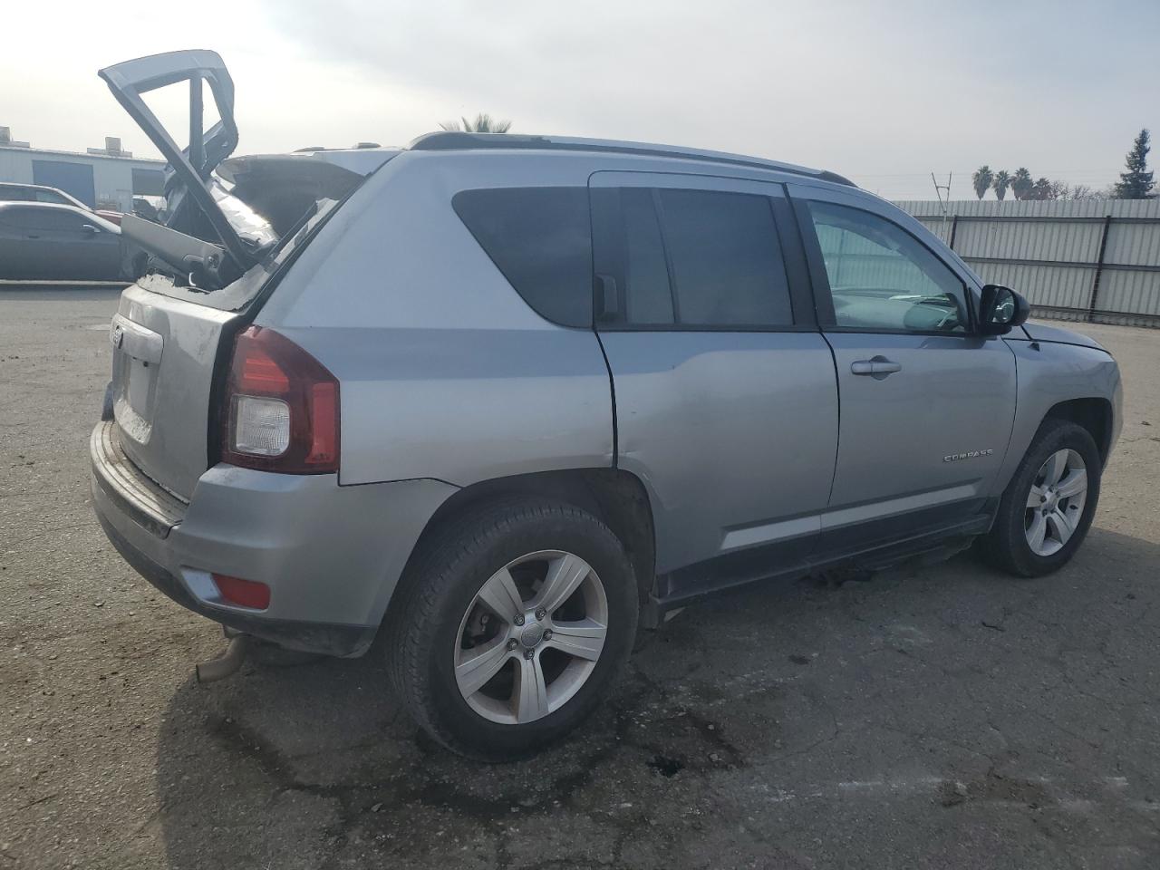 VIN 1C4NJDBB3GD713440 2016 JEEP COMPASS no.3