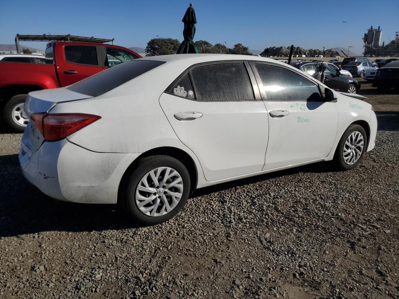 VIN 2T1BURHE6JC037143 2018 TOYOTA COROLLA no.3