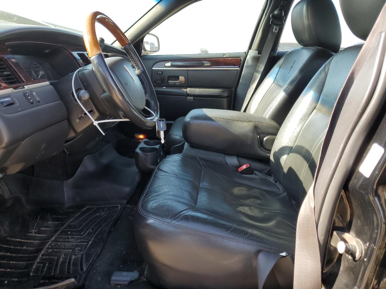 2011 Lincoln Town Car Signature Limited VIN: 2LNBL8CV8BX764197 Lot: 85336504