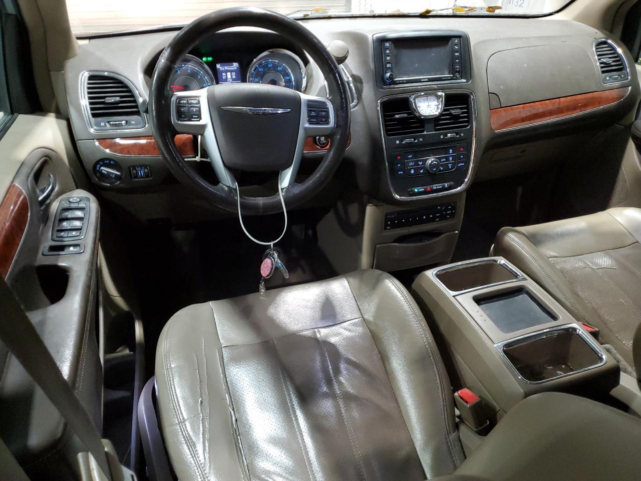 2013 Chrysler Town & Country - Image 8