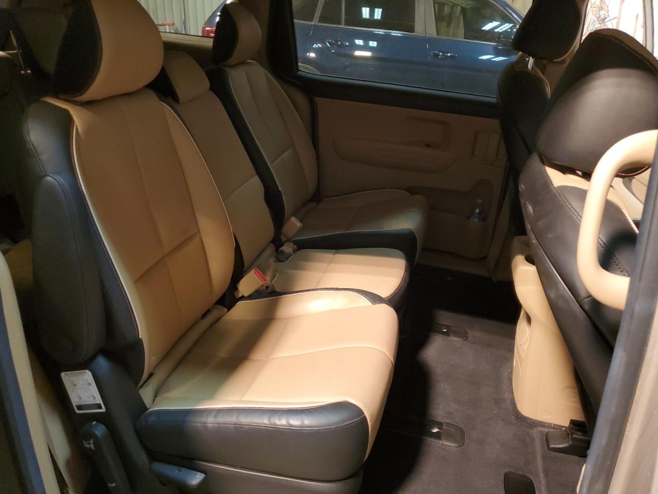 2016 Kia Sedona - Image 12