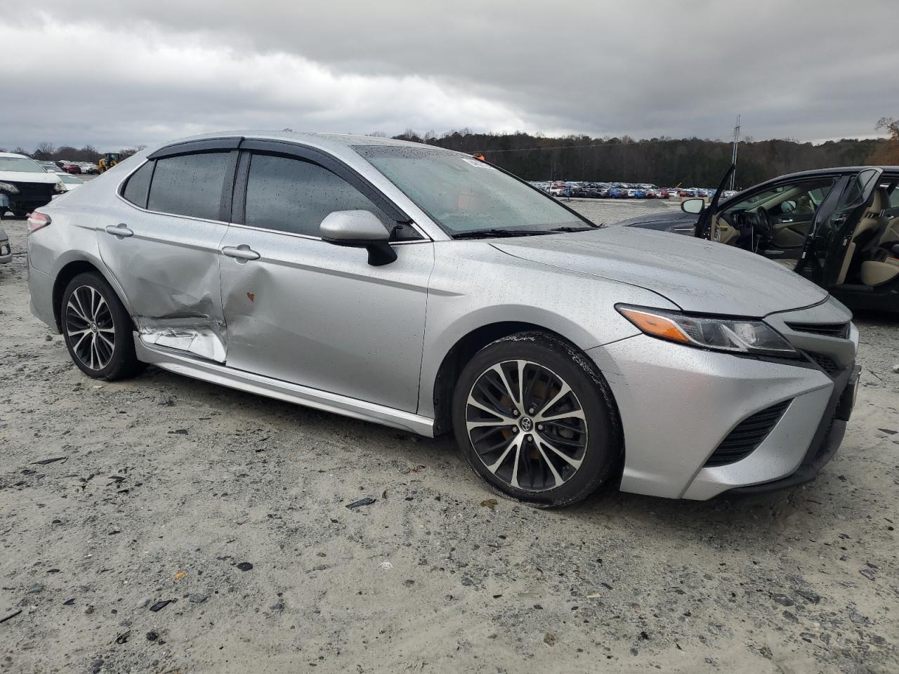 VIN 4T1B11HKXJU135624 2018 TOYOTA CAMRY no.4