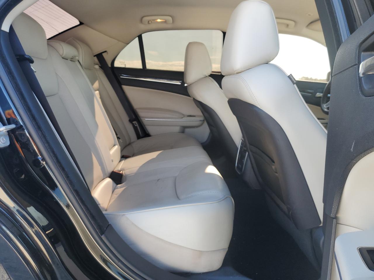 2019 Chrysler 300 - Image 10