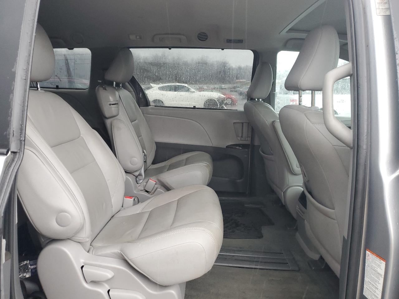 2015 Toyota Sienna - Image 11