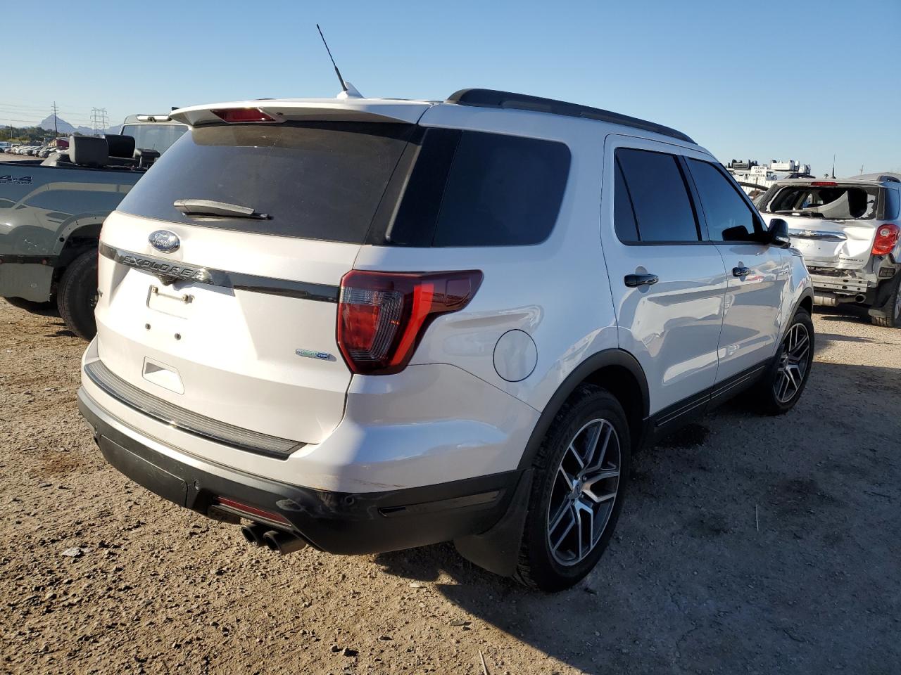 VIN 1FM5K8GT2JGC28570 2018 FORD EXPLORER no.3