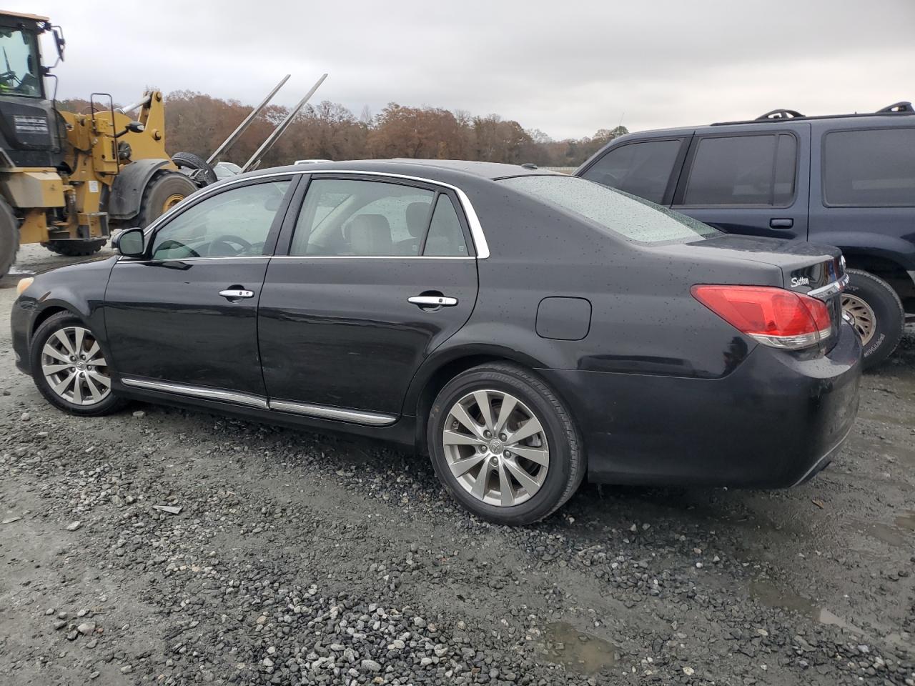 2011 Toyota Avalon - Image 2