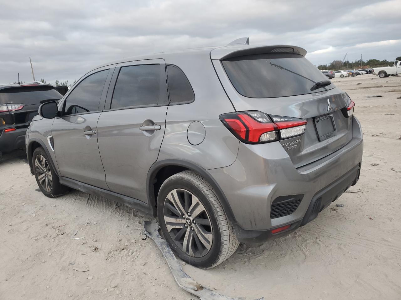 2020 Mitsubishi Outlander - Image 2