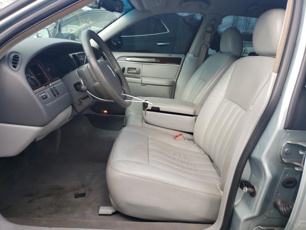 2007 Lincoln Town Car - Image 7