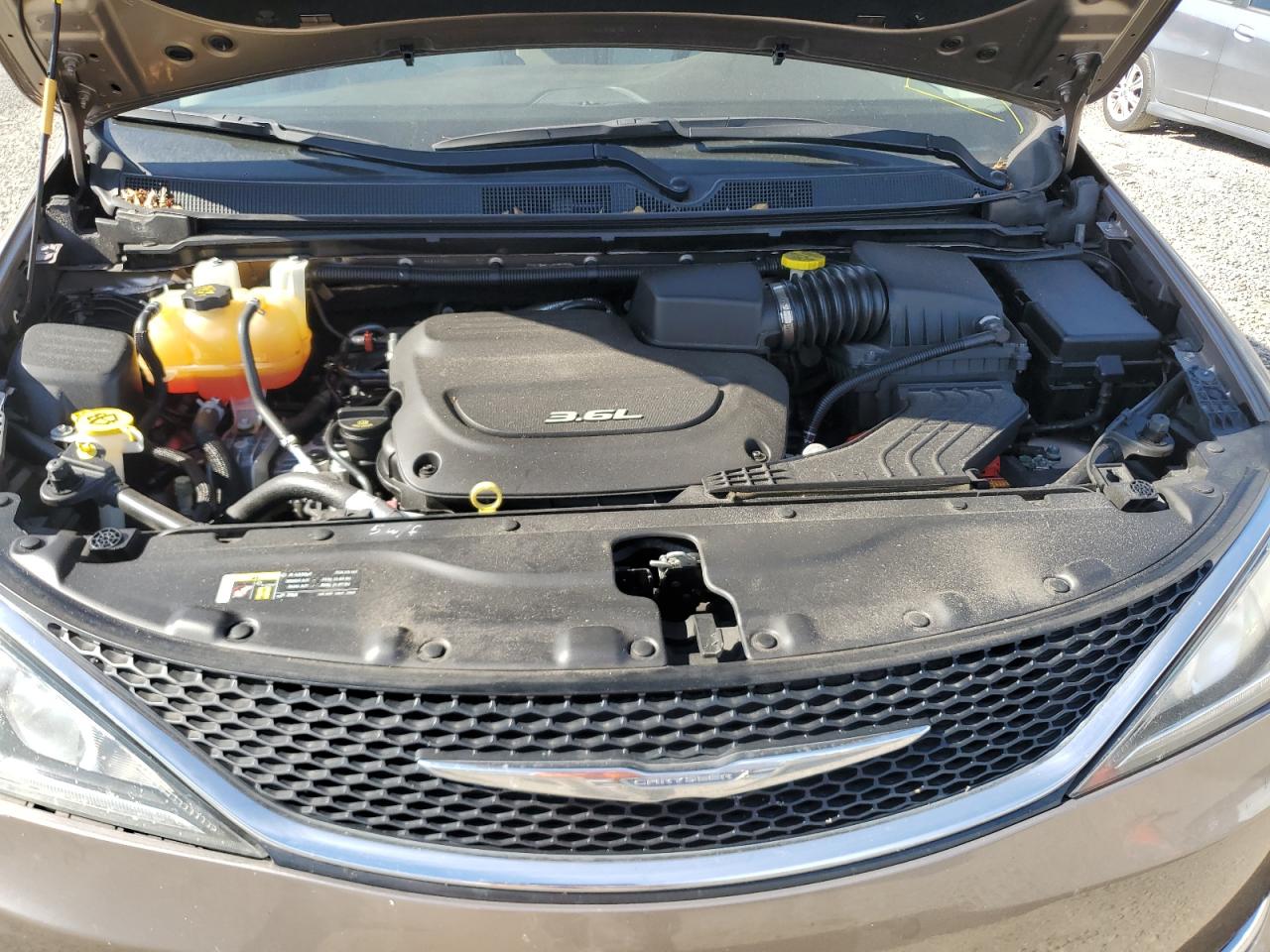 2017 Chrysler Pacifica - Image 12