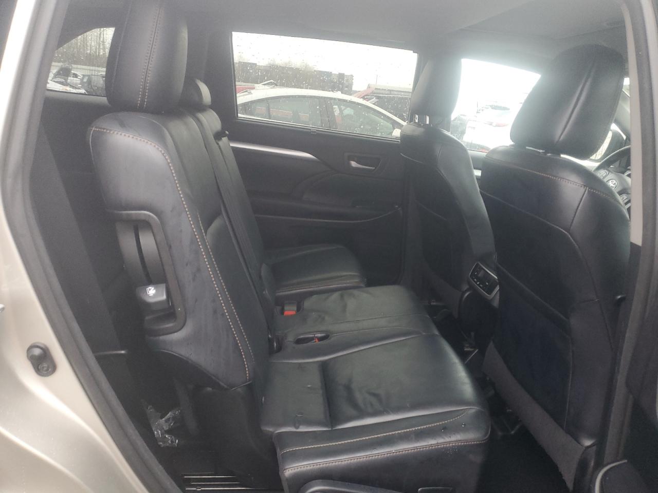 2016 Toyota Highlander - Image 11