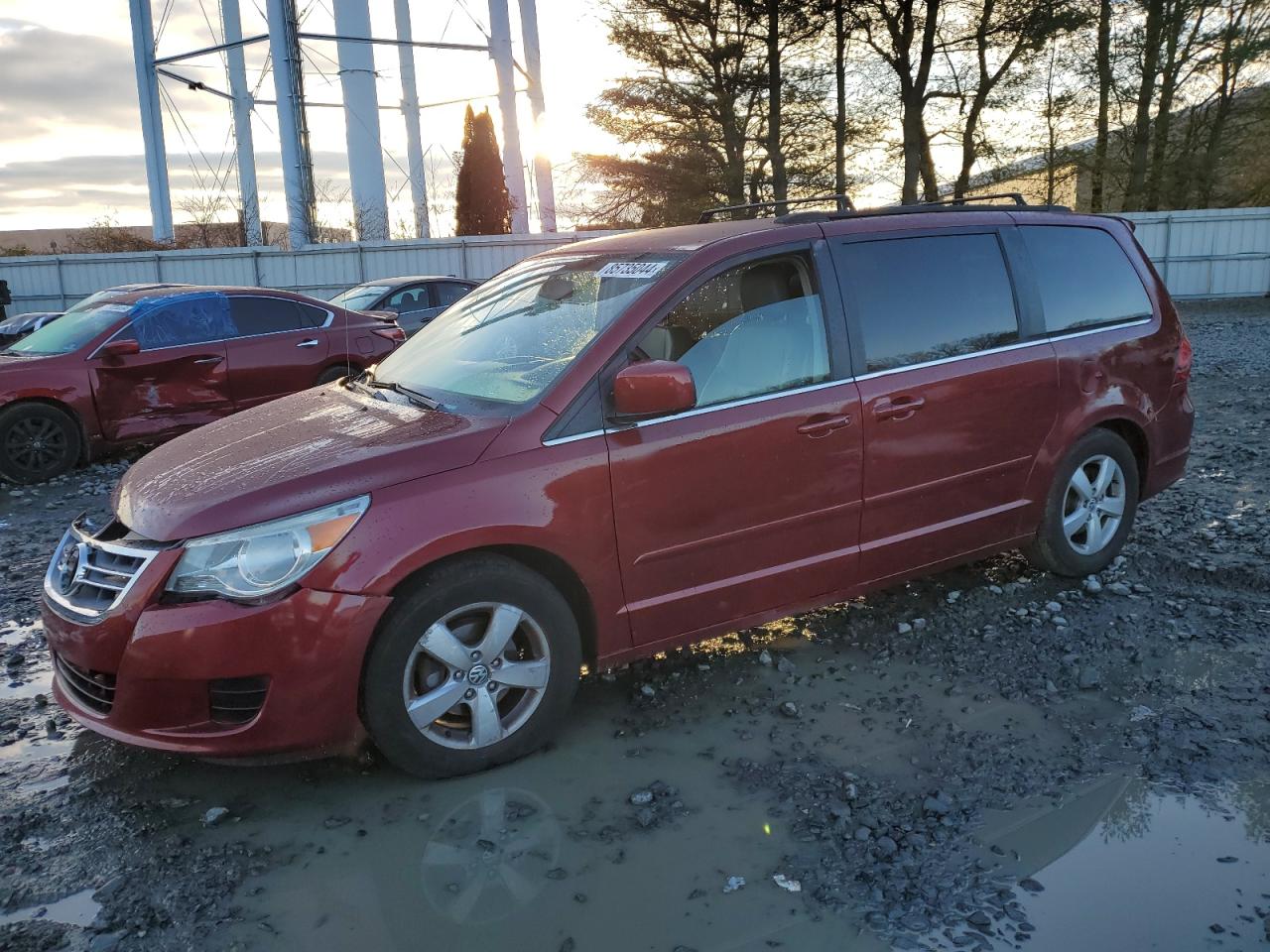 2011 Volkswagen Routan - Image 1