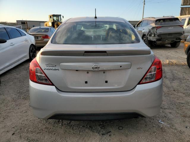  NISSAN VERSA 2019 Srebrny