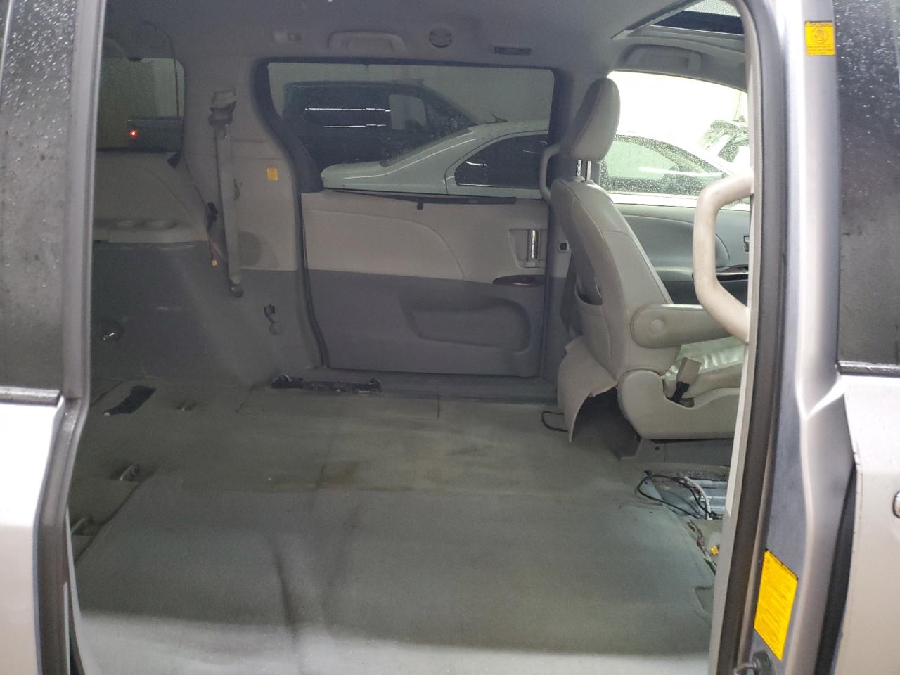 2012 Toyota Sienna - Image 11
