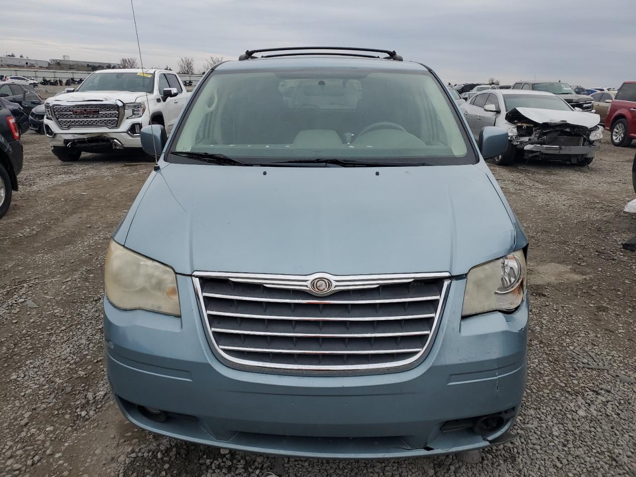 2010 Chrysler Town & Country - Image 5