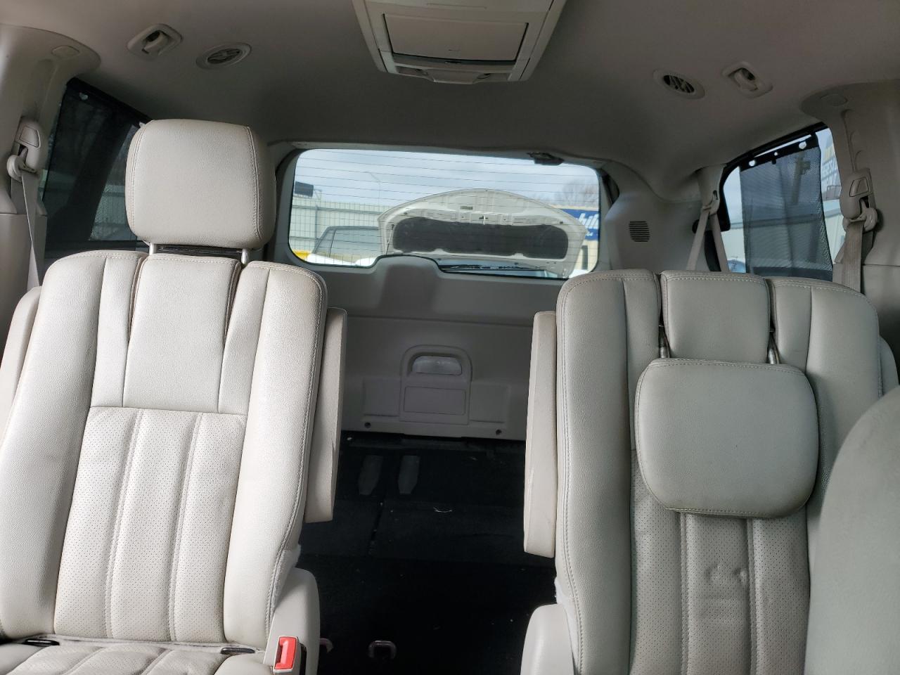 2013 Chrysler Town & Country - Image 10