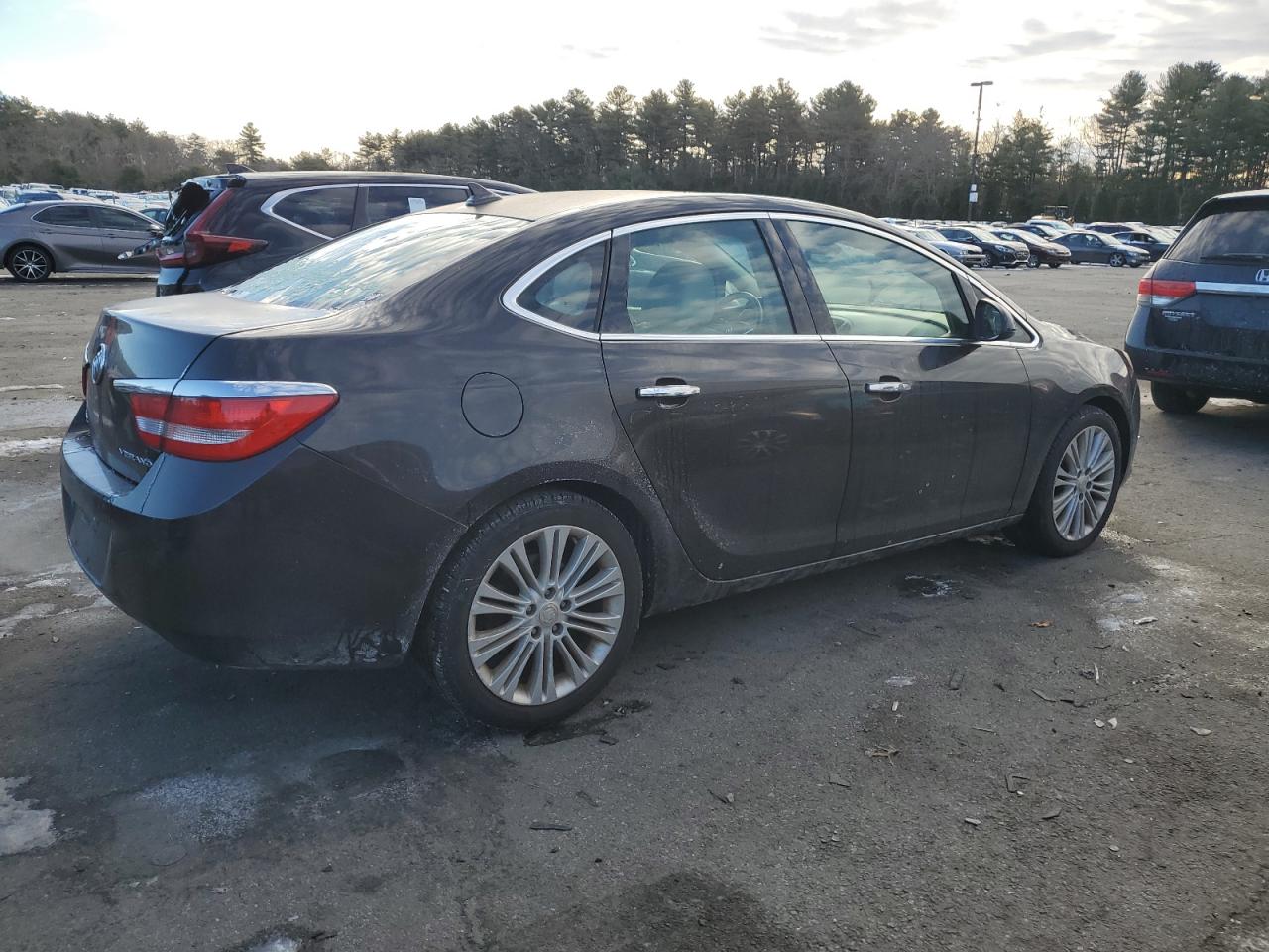 VIN 1G4PP5SK2D4197463 2013 BUICK VERANO no.3