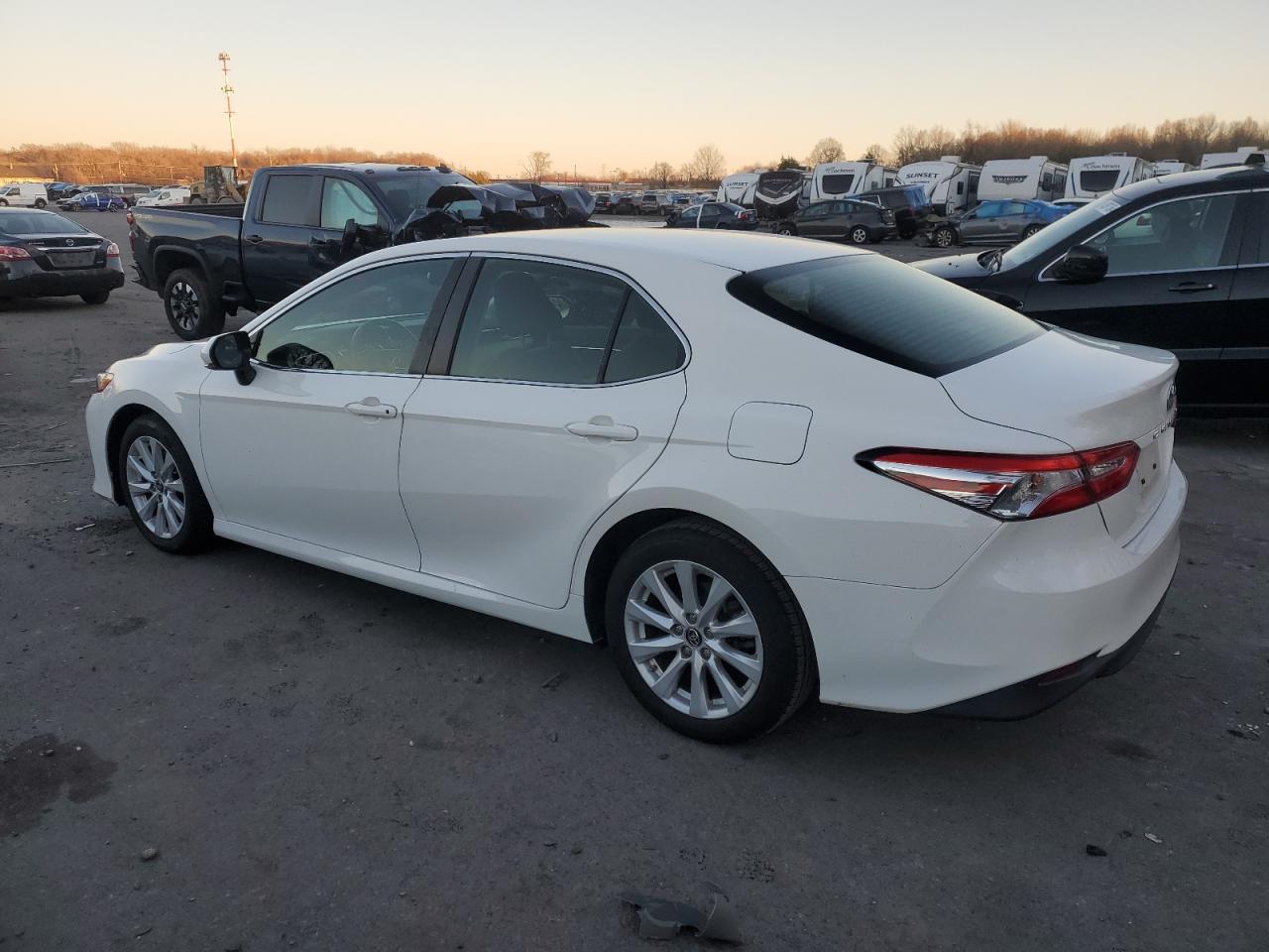 JTNB11HK3J3004038 2018 TOYOTA CAMRY - Image 2