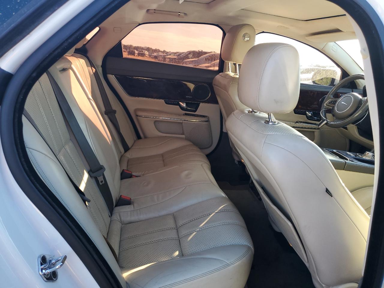 2013 Jaguar XJ - Image 10