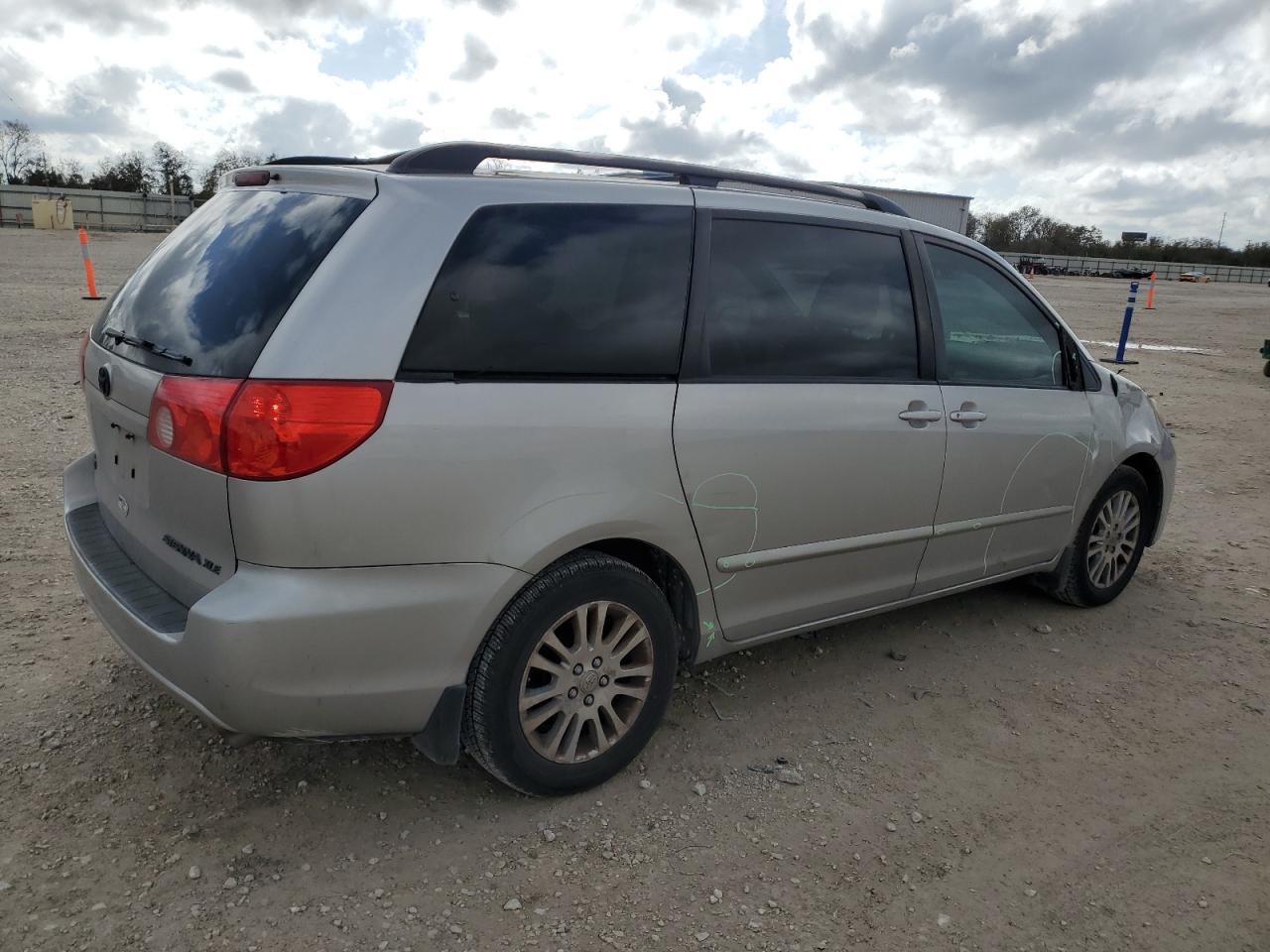 2009 Toyota Sienna - Image 3