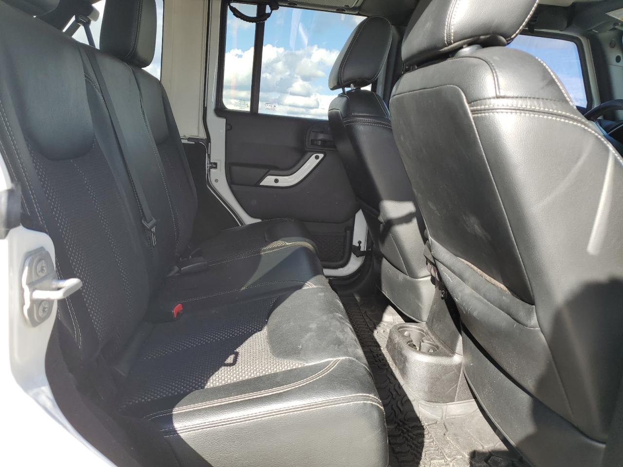 2015 Jeep Wrangler - Image 11