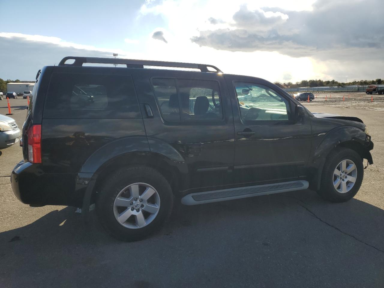2011 Nissan Pathfinder - Image 3