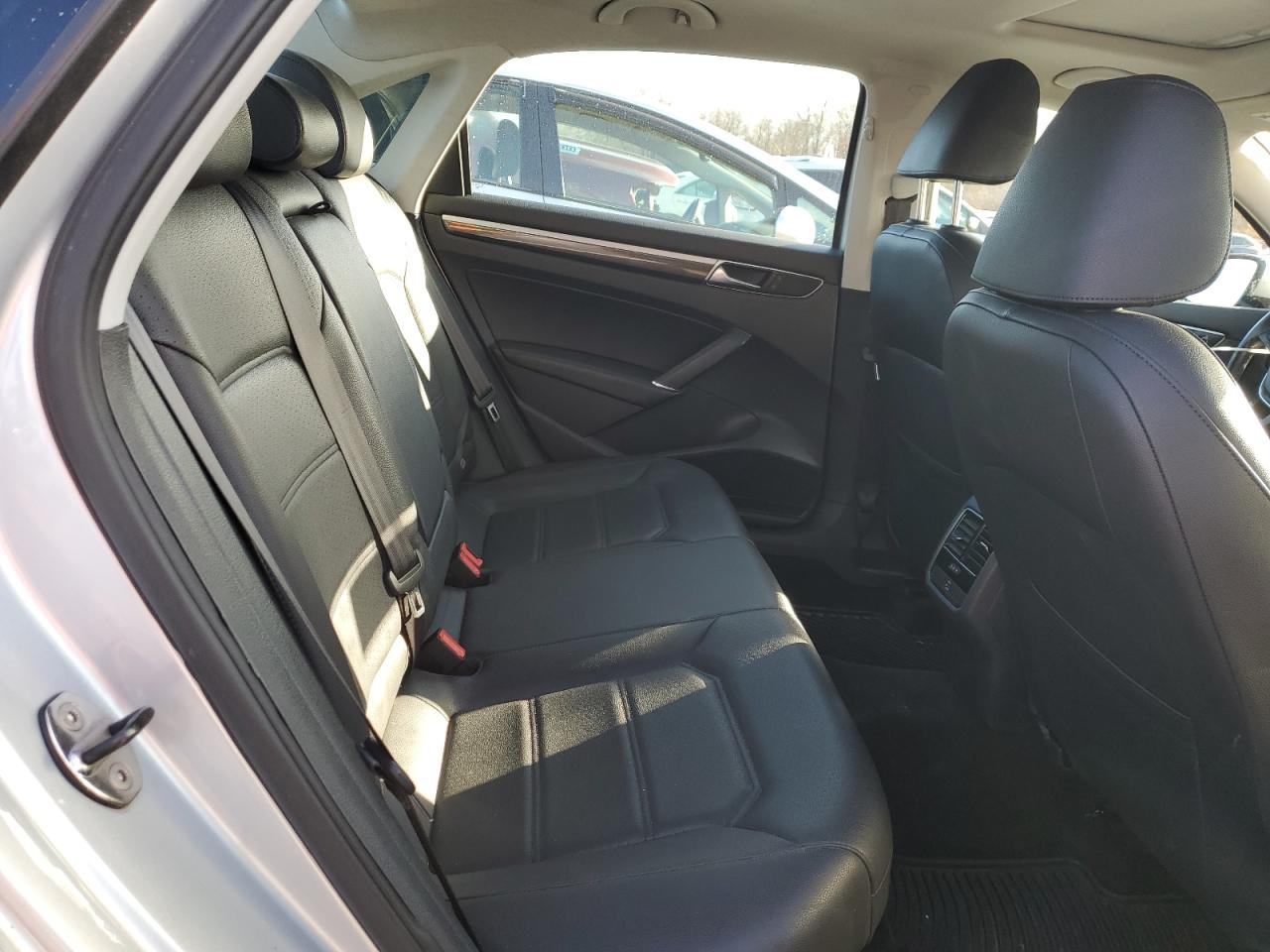 2017 Volkswagen Passat - Image 10