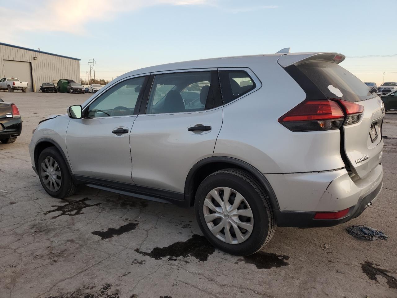 2017 Nissan Rogue - Image 2