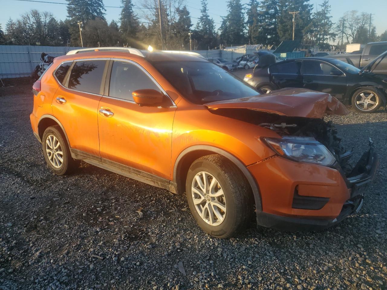 VIN JN8AT2MV8JW321042 2018 NISSAN ROGUE no.4