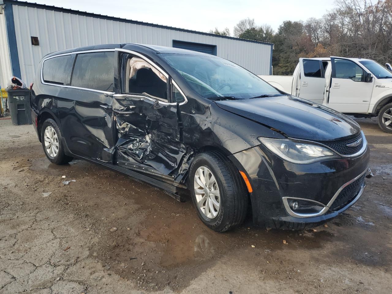 2018 Chrysler Pacifica - Image 4