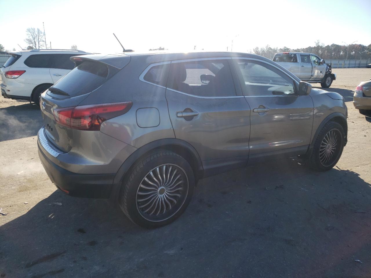 2017 Nissan Rogue - Image 3