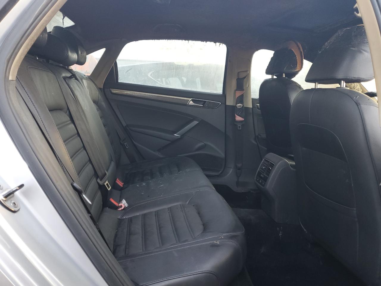 2017 Volkswagen Passat - Image 10