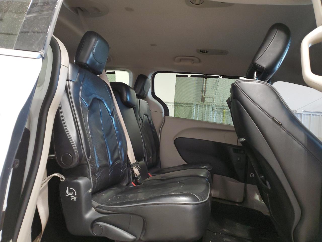 2017 Chrysler Pacifica - Image 11