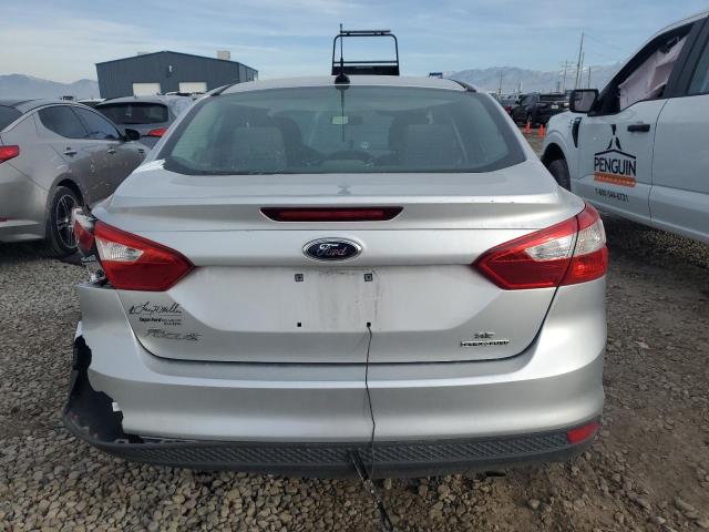 Sedans FORD FOCUS 2014 Srebrny