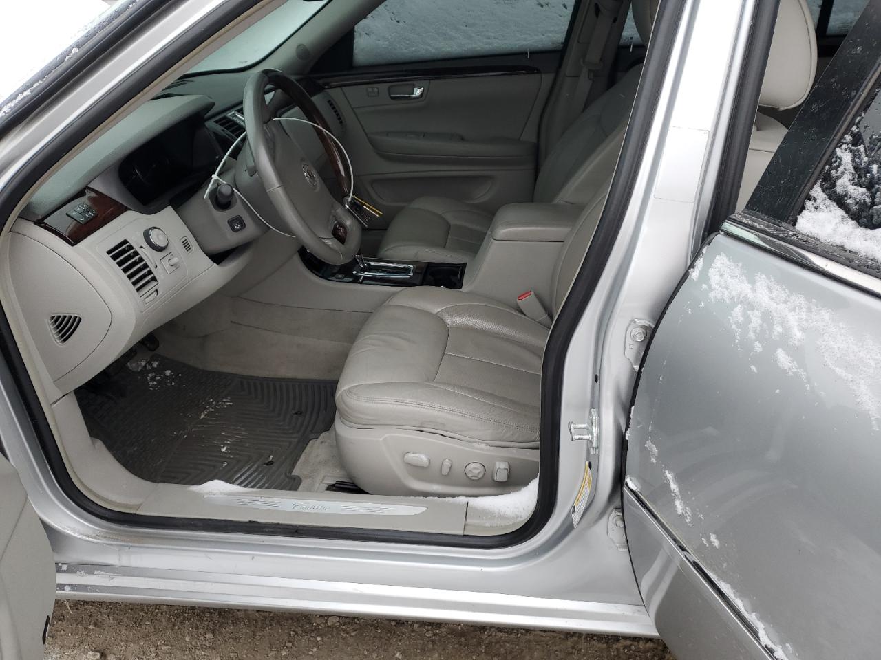 2011 Cadillac DTS - Image 7