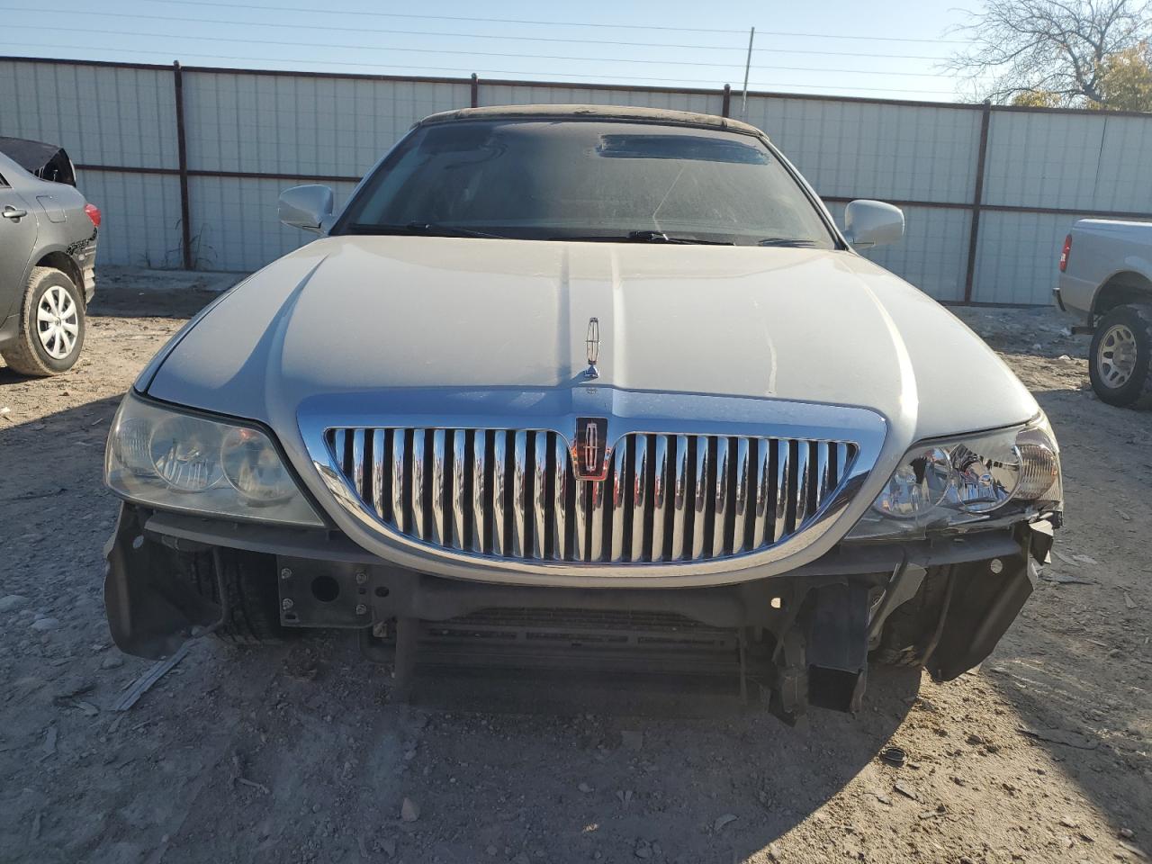 2006 Lincoln Town Car - Image 5