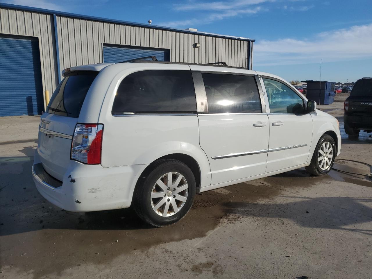 2014 Chrysler Town & Country - Image 3