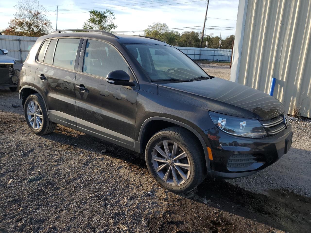 2017 Volkswagen Tiguan - Image 4