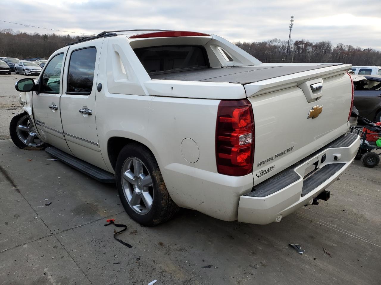 2013 Chevrolet Avalanche - Image 2