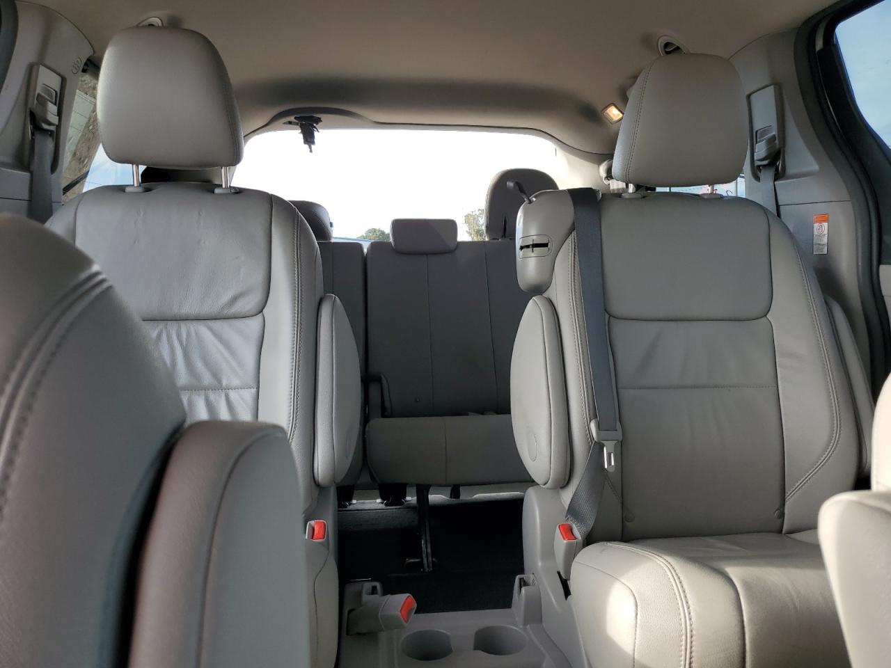 2015 Toyota Sienna - Image 10