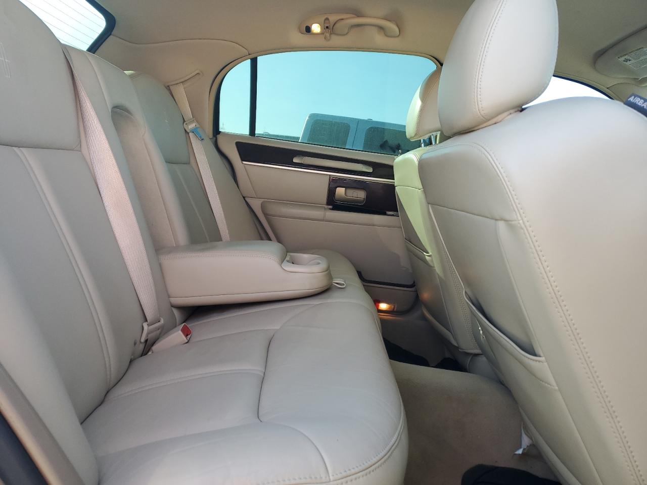 2006 Lincoln Town Car - Image 10