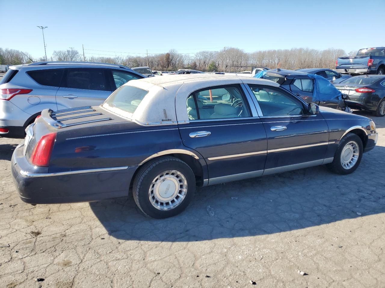 2001 Lincoln Town Car - Image 3