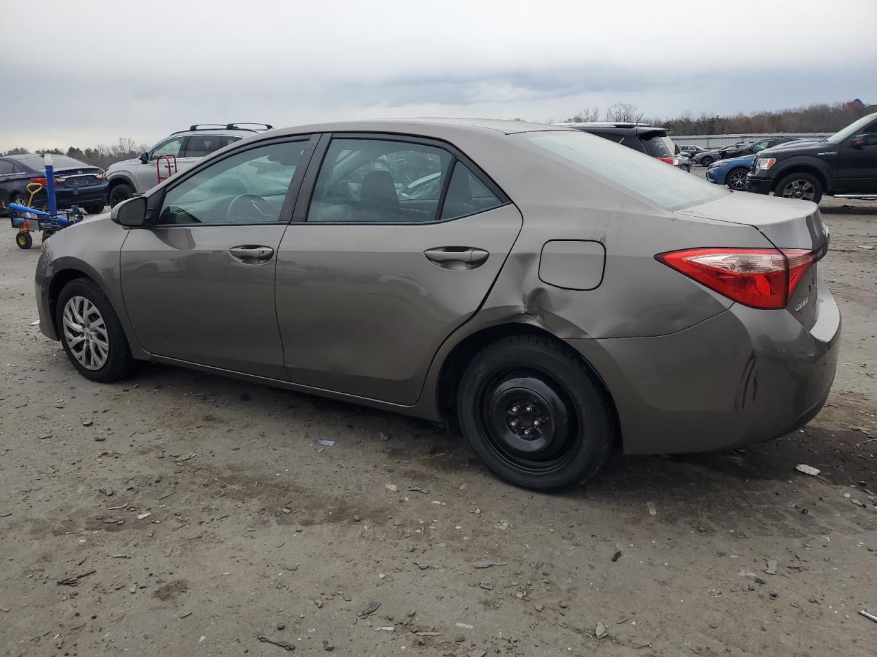 VIN 2T1BURHE9JC124227 2018 TOYOTA COROLLA no.2