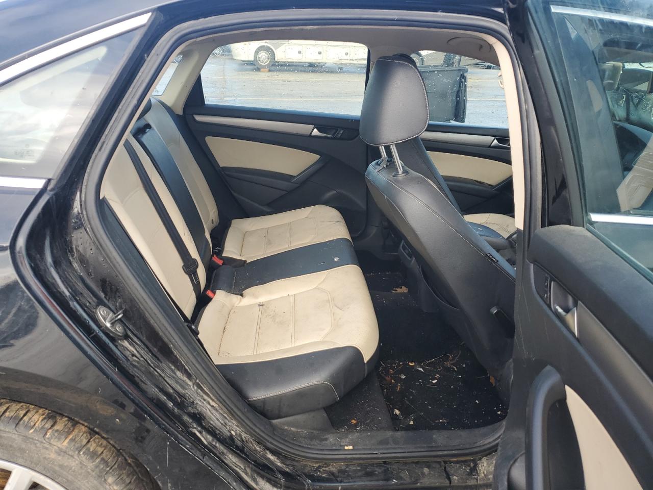 2014 Volkswagen Passat - Image 10