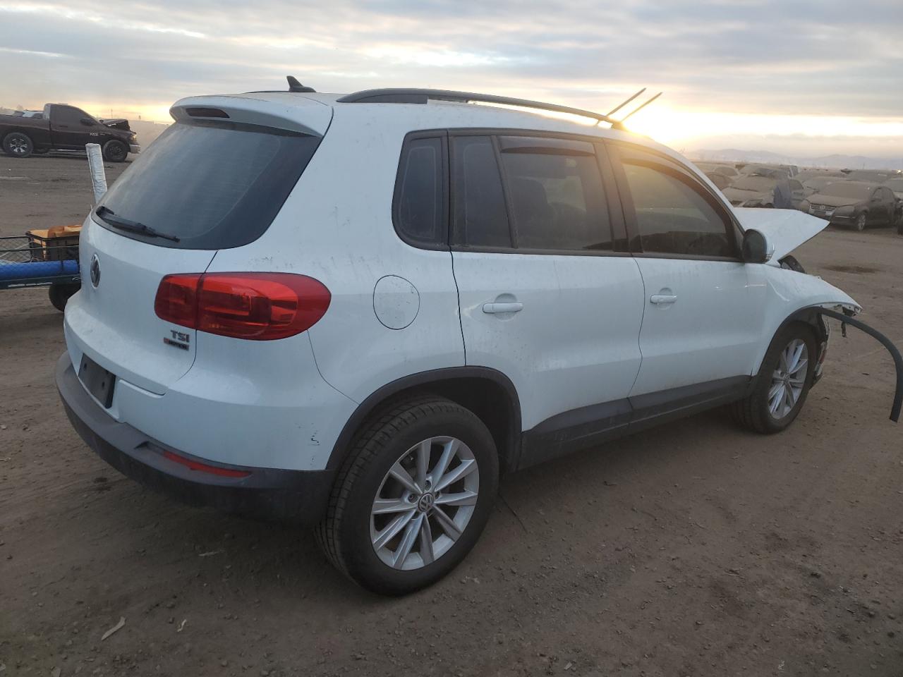 2017 Volkswagen Tiguan - Image 3