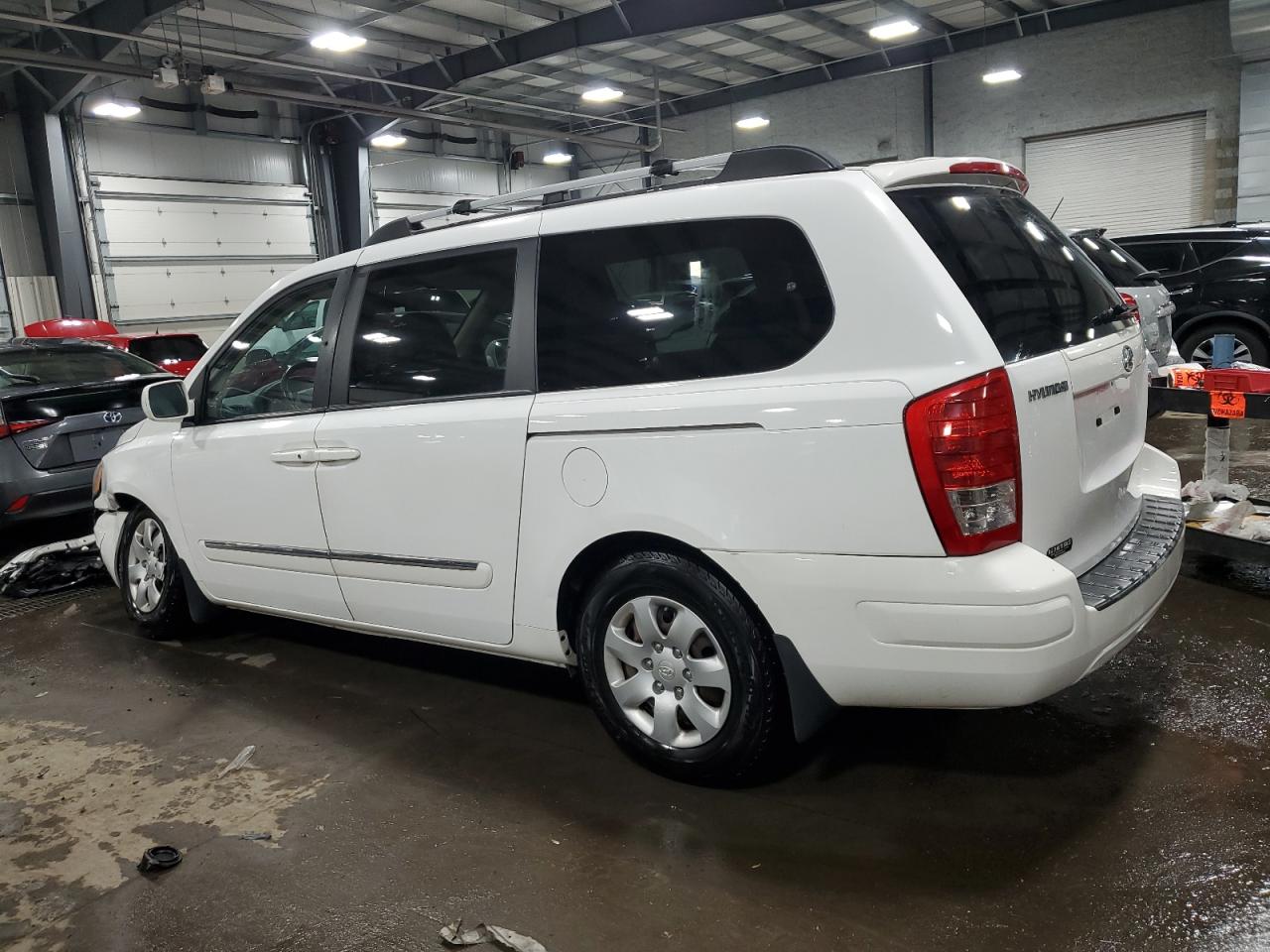 2008 Hyundai Entourage - Image 2