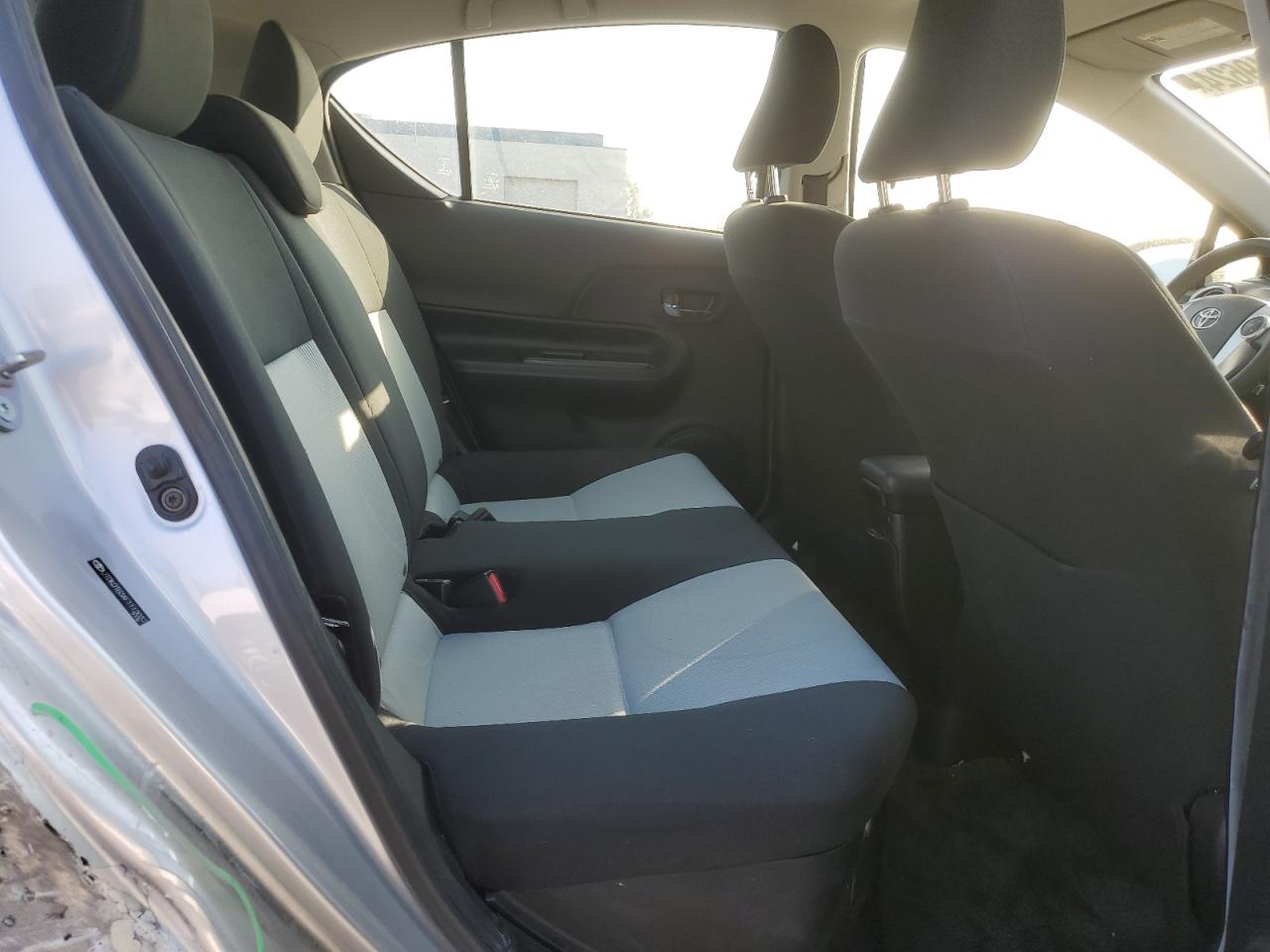 2015 Toyota Prius - Image 10