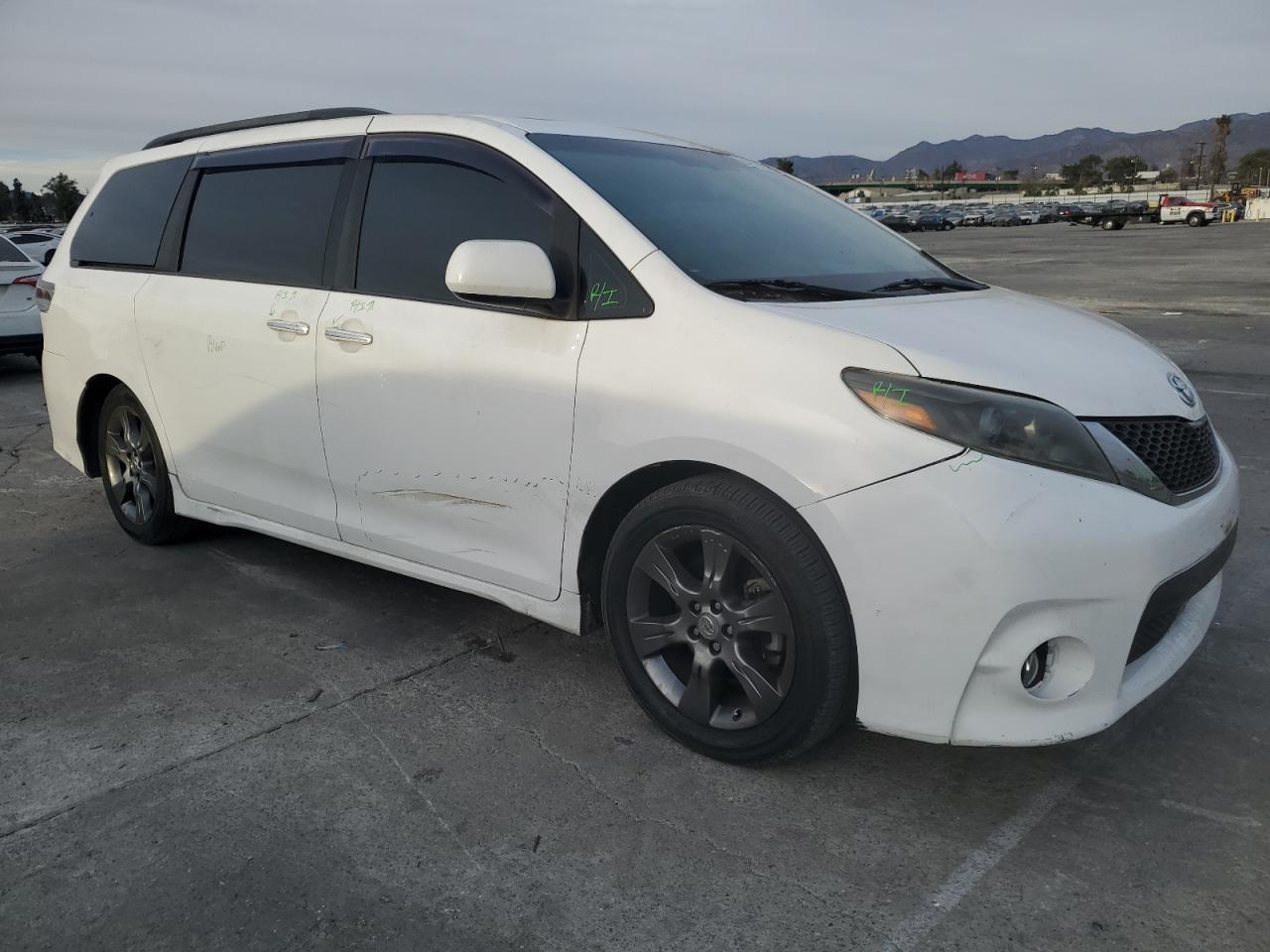 VIN 5TDXK3DC9FS629485 2015 TOYOTA SIENNA no.4