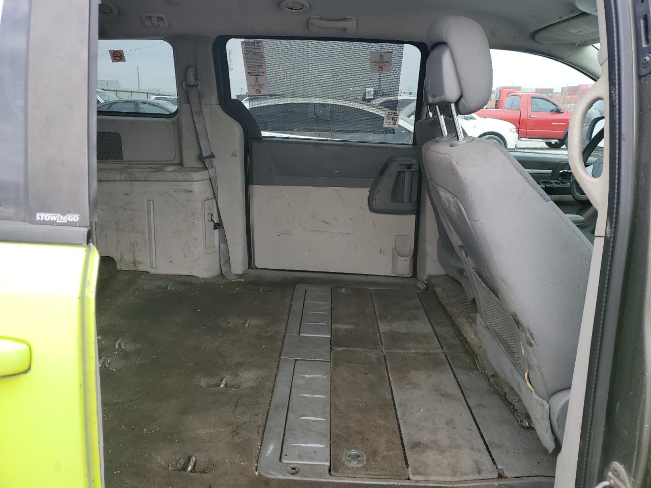 2010 Dodge Caravan - Image 11