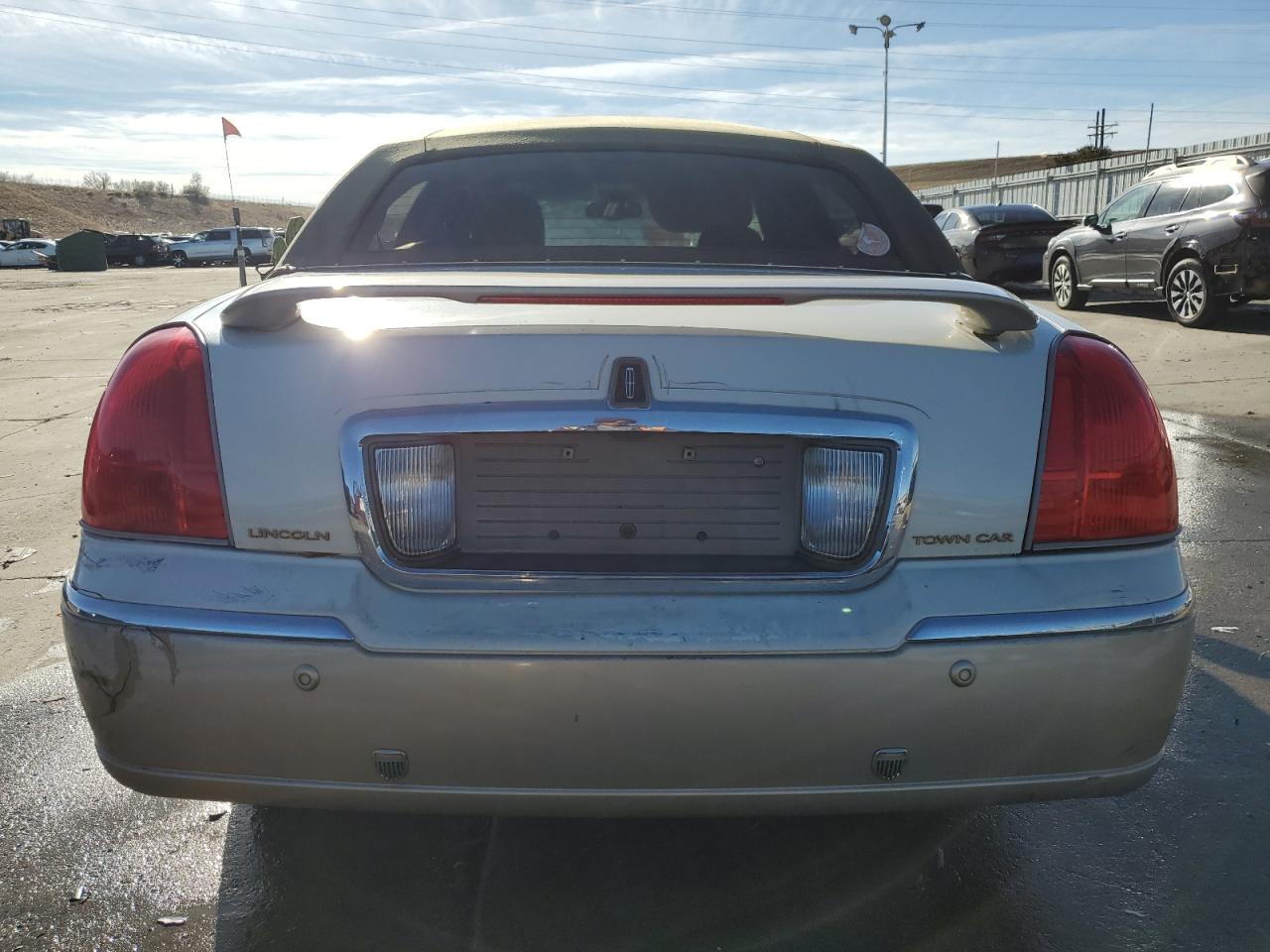 2005 Lincoln Town Car - Image 6